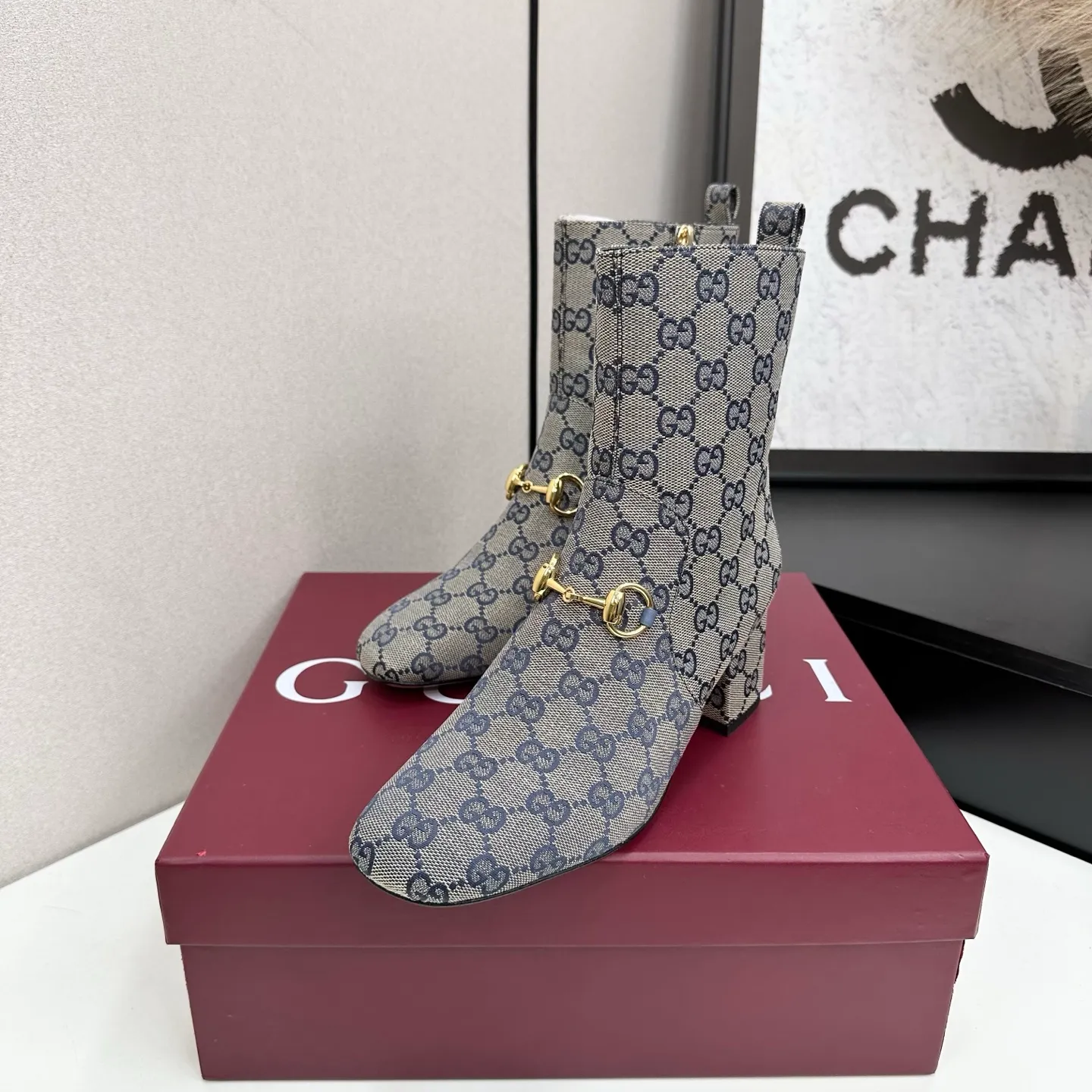 👟👟Ex-factory price 740👟👟 Gucci Gucci 2025G new autumn and winter classic horsebit thick heel short boots. The main series is finally available, and the products are worth looking forward to! Original classics create new designs ✨ Purchasing agent level! Full of high-end feel! A favorite among bloggers at home and abroad, it is retro and fashionable, easy to wear and looks great on your feet! Mainly recommended by the official website, new colors are constantly updated 🆕 ▪️Upper: original calfskin/cloth ▪️Inner lining: imported sheepskin ▪️Outsole: Italian leather outsole ▪️Heel height: 3.5cm ▪️Shoe size: 35-39 (40.41.42 can be customized)